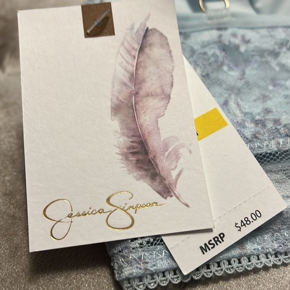 Jessica Simpson brand three-piece set, bralette and two lace thongs - Picture 10 of 11